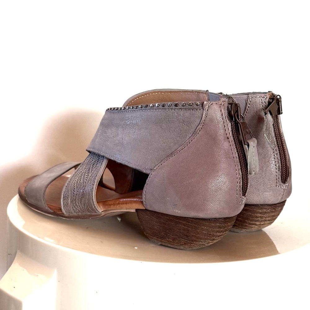 Miz Mooz Candace Gray Leather Sandals - Picture 5 of 9